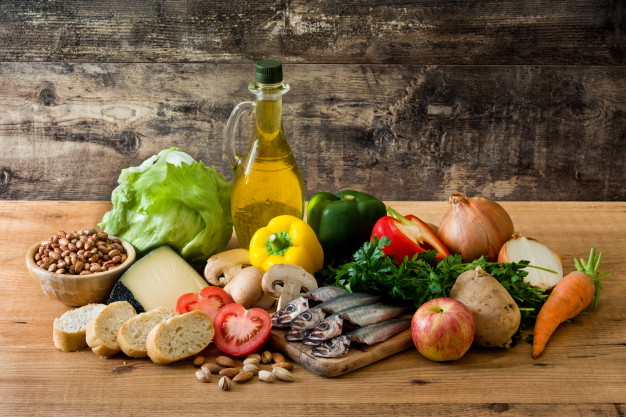 alimentacion saludable dieta mediterranea frutas verduras granos nueces aceite oliva pescado mesa madera 123827 2693 1